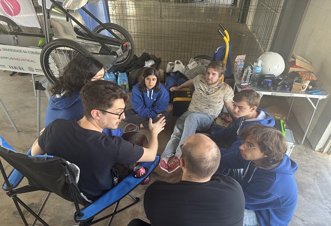 Reunión en boxes do EPEF Racing Team, no Circuíto de Cartagena, en
decembro de 2024.